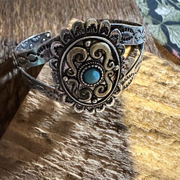 Vintage Southwestern Turquoise Cuff Bracelet for Boho Chic Cowgirls, Gift-Ready - Picture 3 of 9